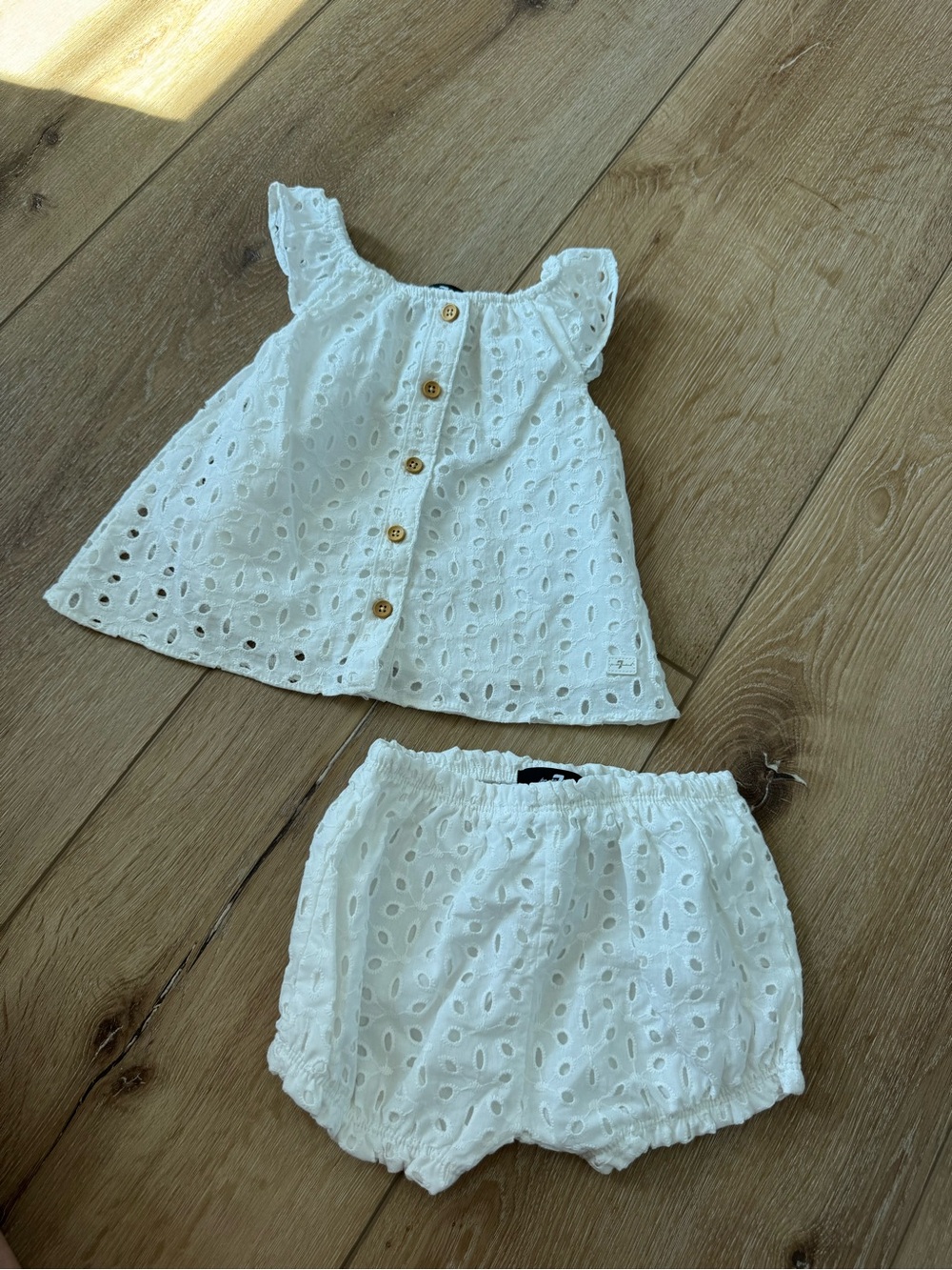 7 For All Mankind baby girls' eyelet ruffle top and bloomers set size 6/9 months